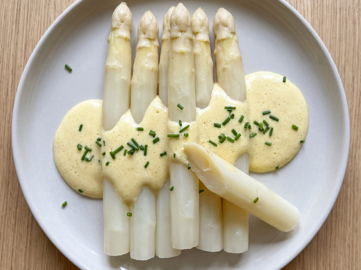 Asperges blanches de Sologne, sauce mousseline