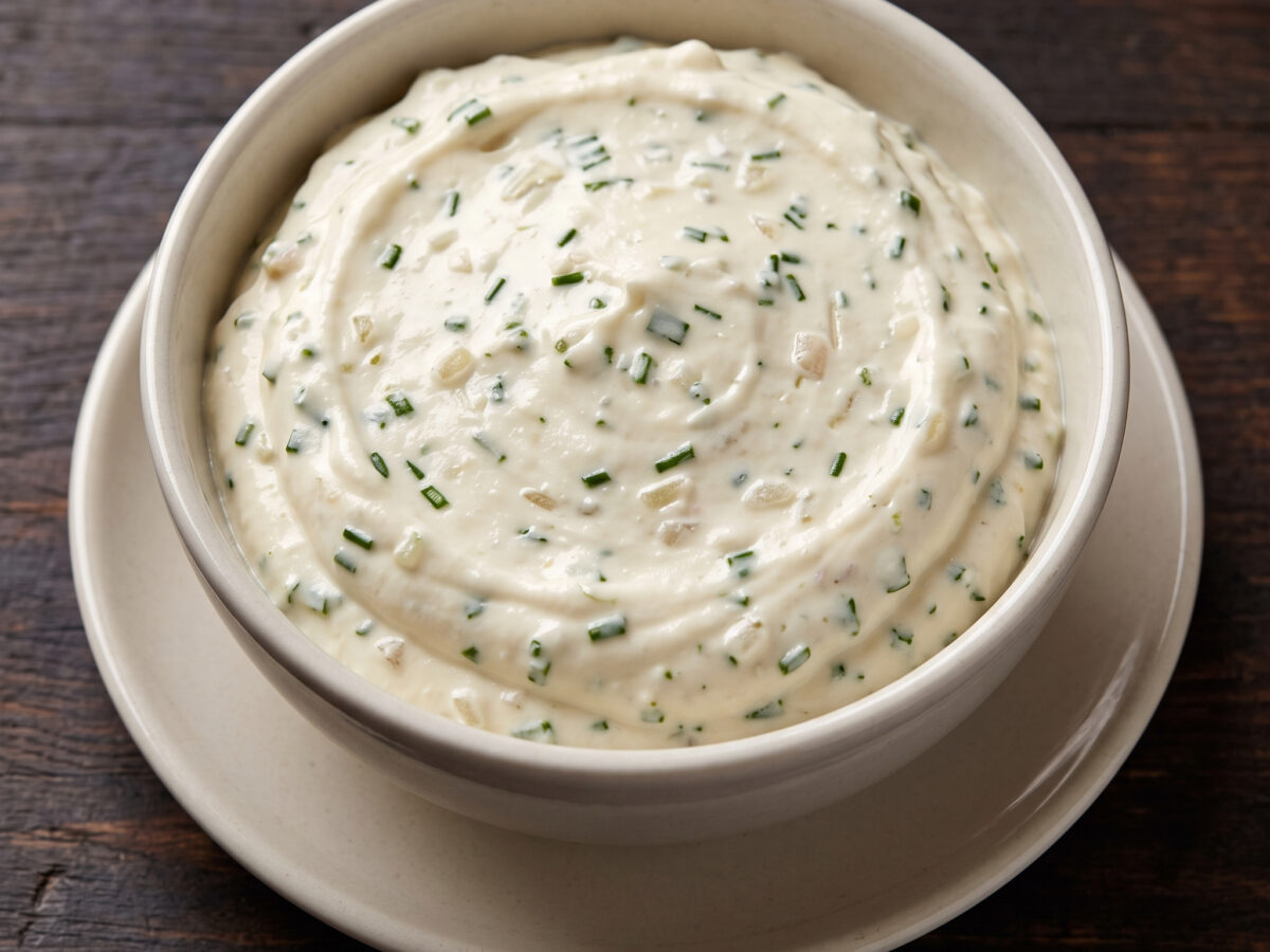 Herzhafter Aufstrich aus dem Elsass | Bibeleskaes – Fromage blanc mit Kräutern | Cremig, frisch und würzig mit Knoblauch, Schalotte und feinen Kräutern.