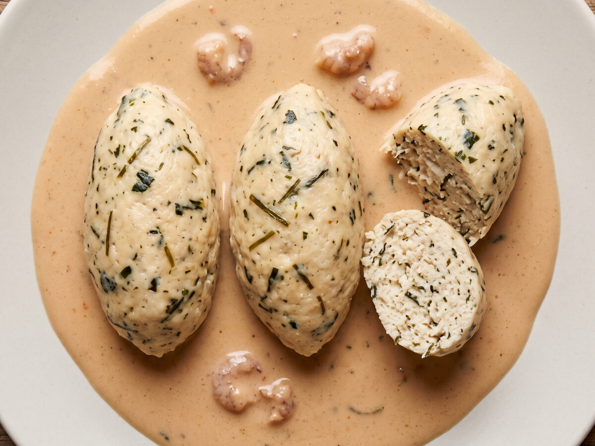 Bretonische Quenelles mit Algen und grauen Garnelen