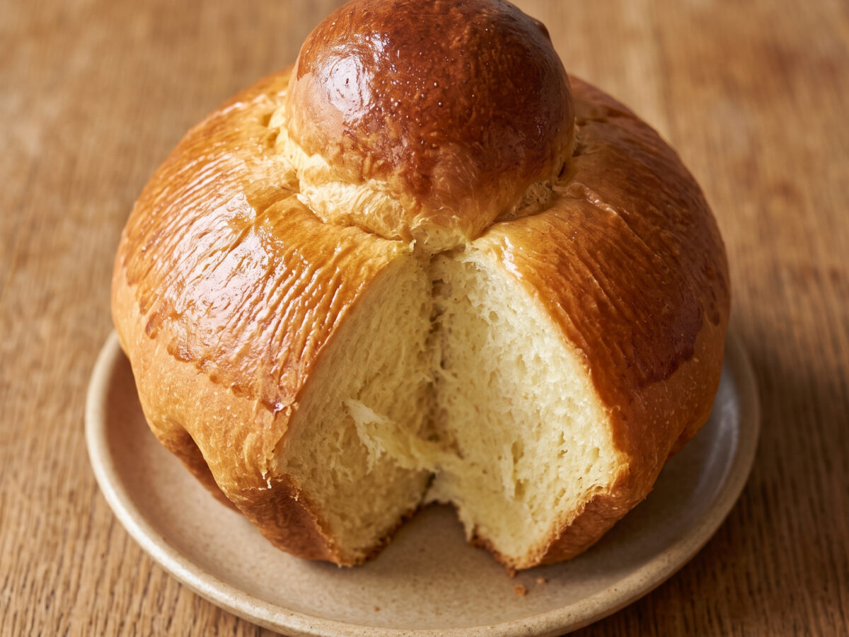 Brioche parisienne mit goldbrauner Haube