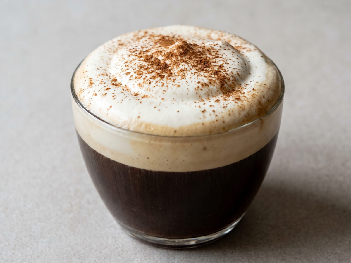 Café normand mit Calvados und Rahm