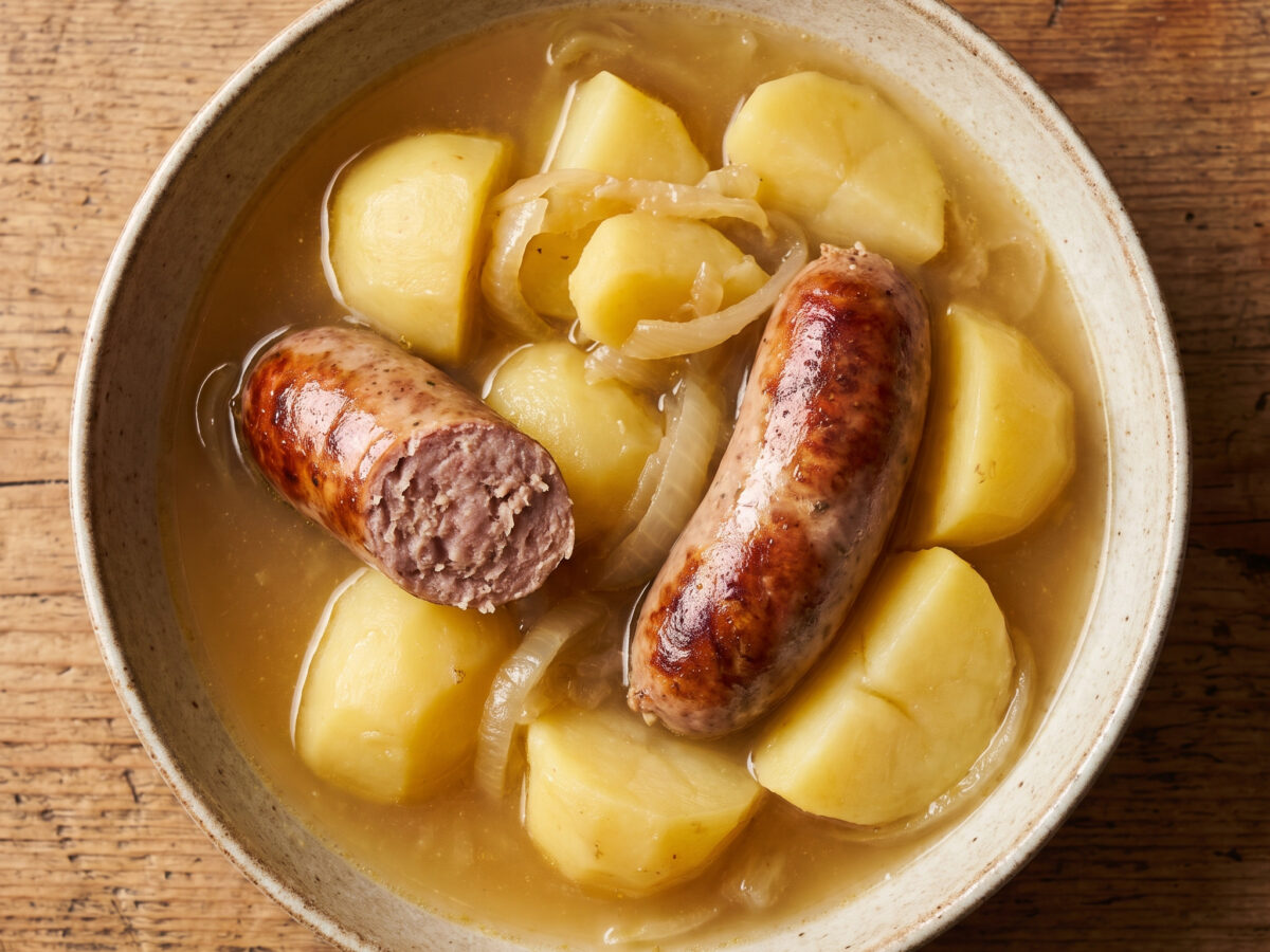 Savoyer Würste aus der Weißwein-Cocotte