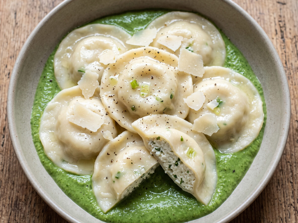 Französische Ravioles mit grüner Brennnesselcreme