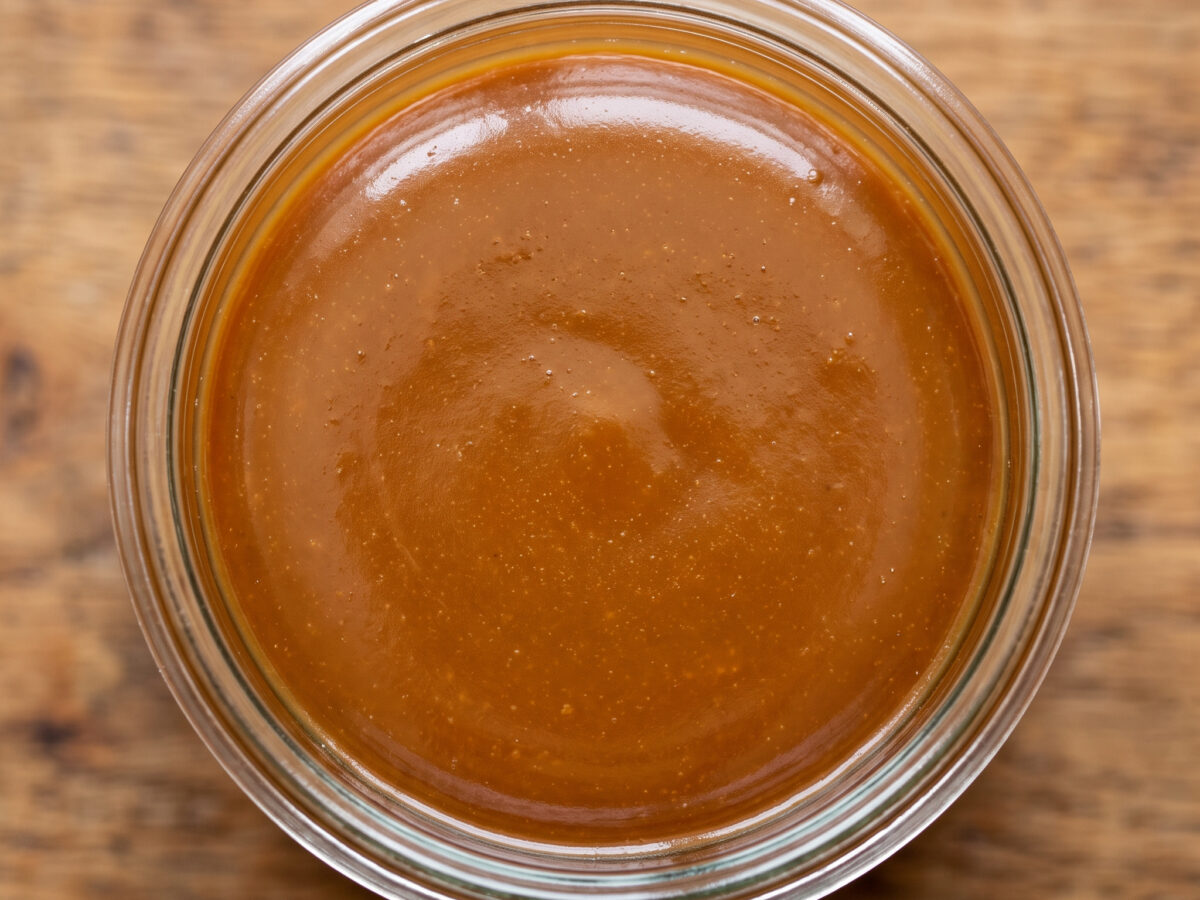 Goldbraune Karamellcreme mit Meersalz