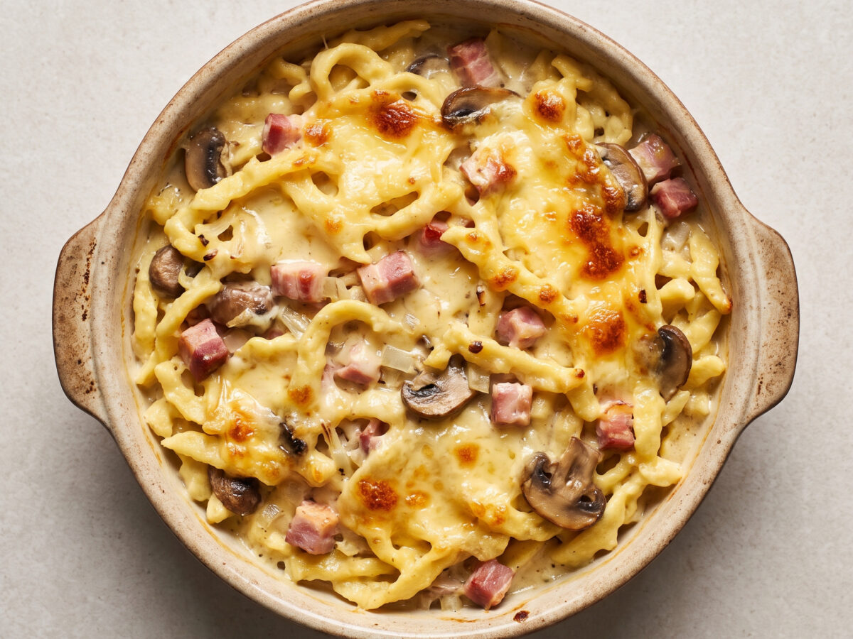 Goldbrauner Ofenmoment mit kräftigem Käse