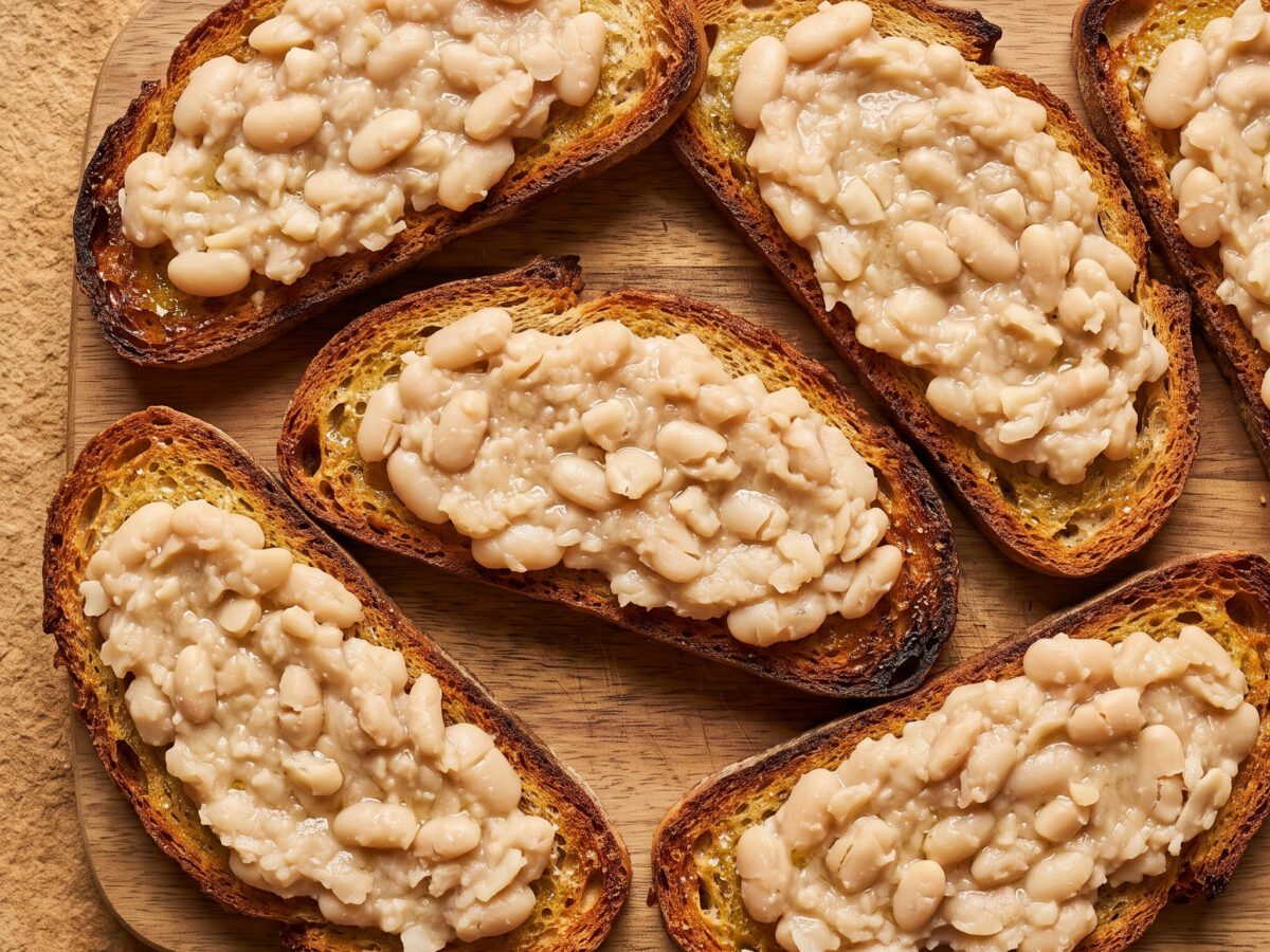 Grillées de mogettes: warme Mogettes auf knusprigem Brot