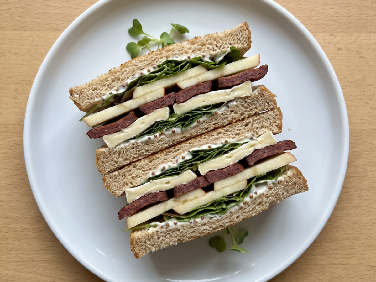 Herzhafter Club-Sandwich-Moment aus der Normandie