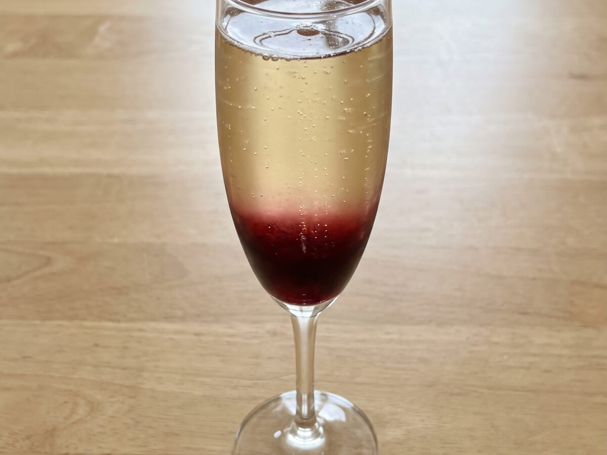 Kir breton mit Cidre und Cassis