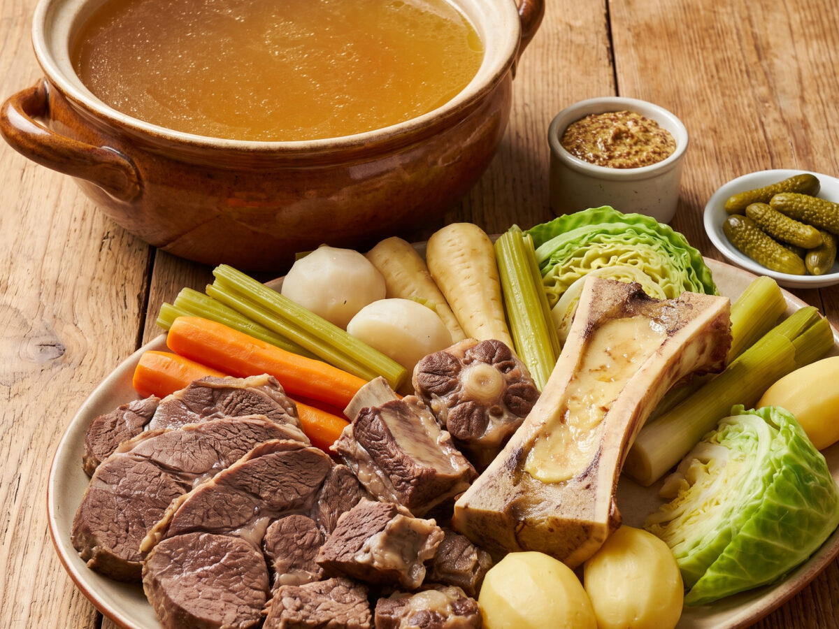 Klarer Sud, mürbes Rind und Wurzelgemüse