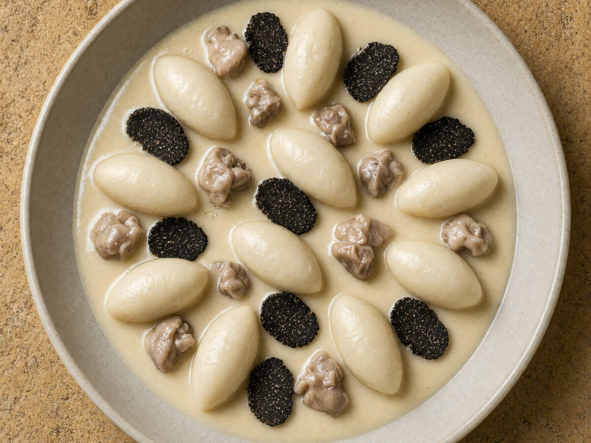 Pariser Geflügelquenelles mit Trüffelragout