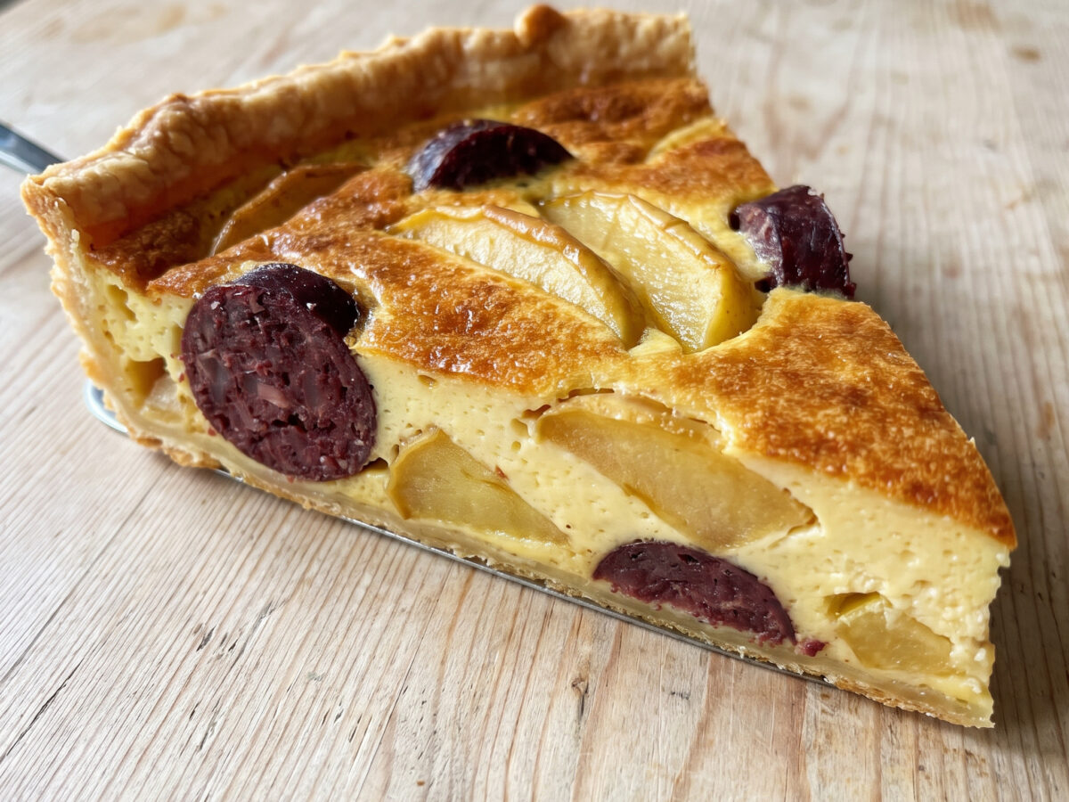 Quiche mit Boudin de Paris und Äpfeln