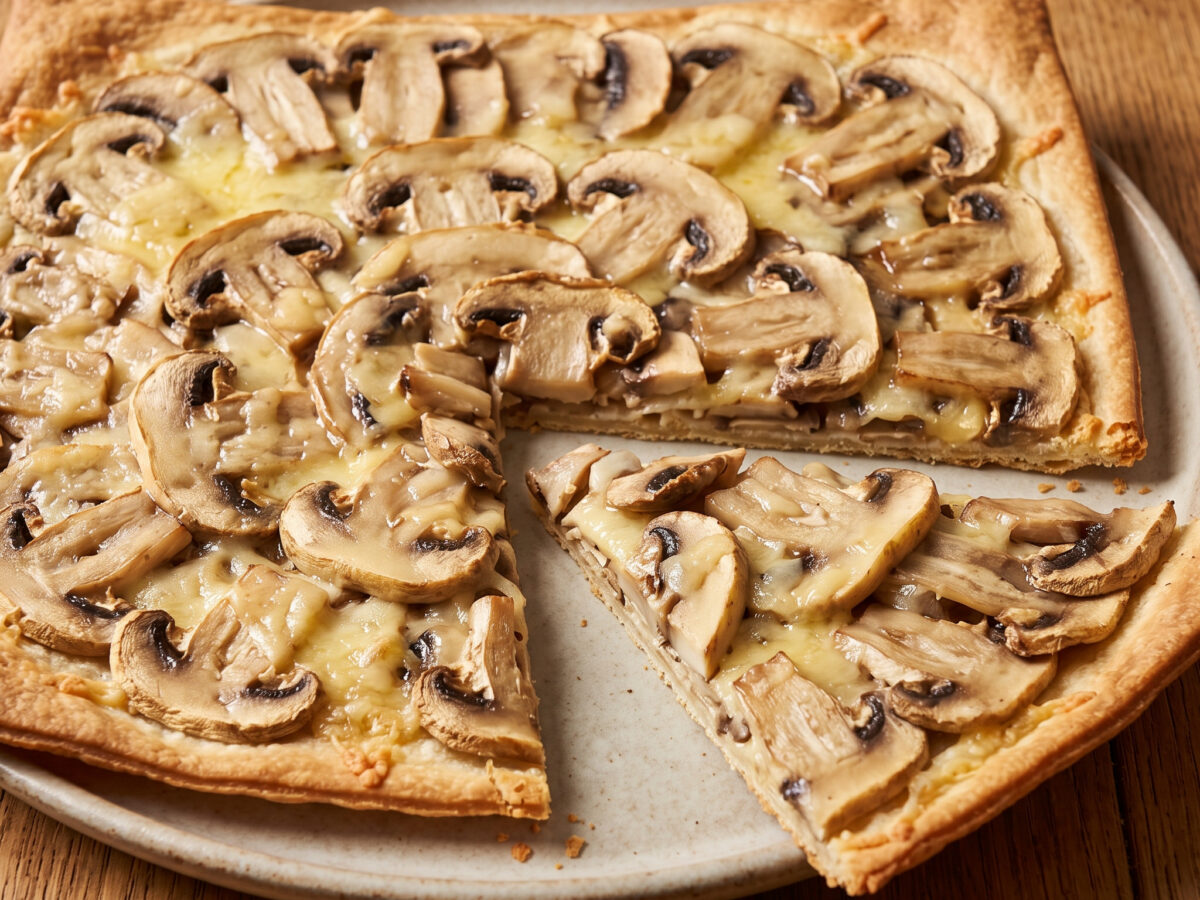 Tarte fine aux champignons de Paris et Emmental de Savoie