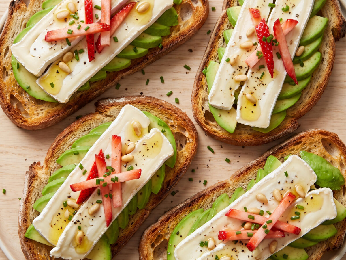 Tartine de Sainte-Maure de Touraine mit Erdbeeren und Avocado