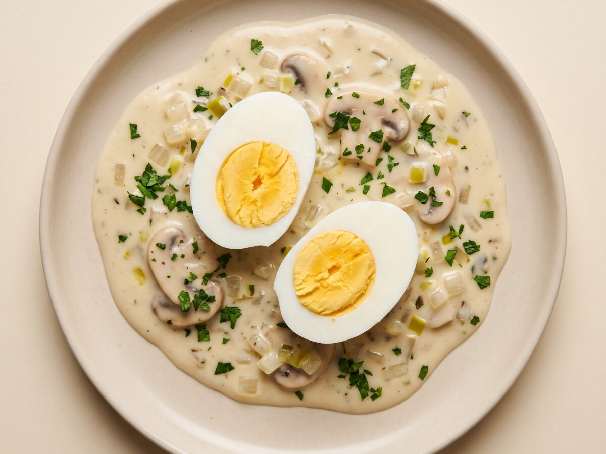 Warme Eier in cremiger Zwiebel-Lauch-Sauce