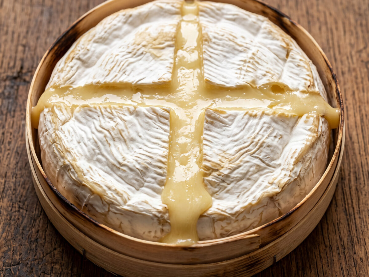 Warmer Camembert aus der Normandie